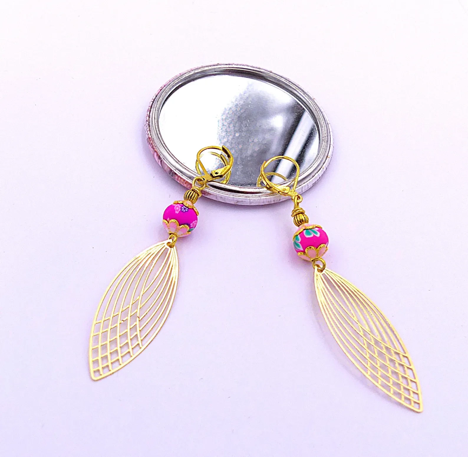 Boucles d'oreilles minimalistes, métal doré filigrane, perles en argile polymère